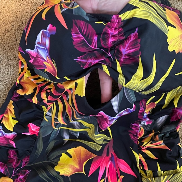 ☀️Studio Untold Tropical Print Swimsuit with front keyhole design☀️ - Picture 9 of 9